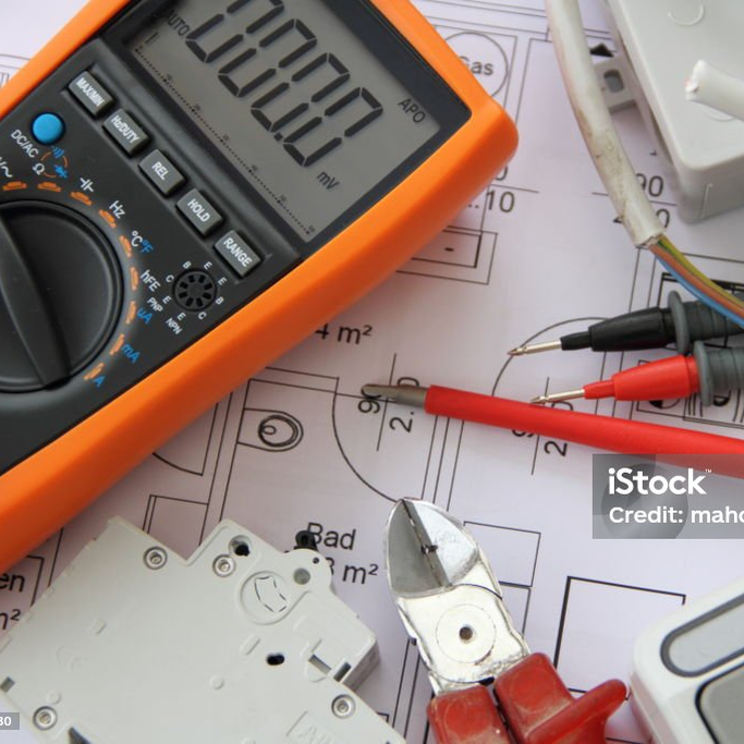 Multimeter, Zange und Klemmen auf einem Elektroinstallationsplan